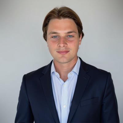 Portret van Mats Driessen in een donkerblauw jasje